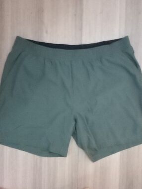 🌁 NWOT: RHONE; MENS MAKO 7" INSEAM LINED SHORT, LIGHT GREEN.